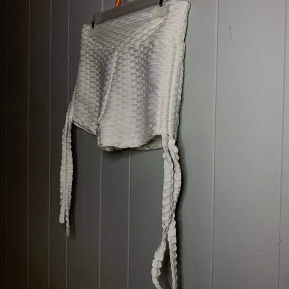 SHEIN RUFFLED SHORTS - Picture 2 of 3